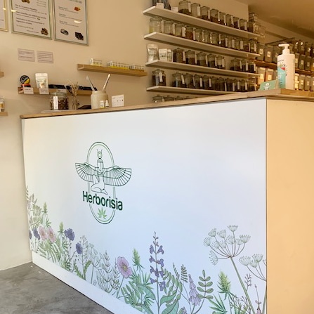 Herborisia - Herboristerie & CBD shop - 75010 Paris 2 Herborisia - Herboristerie | CBD | Plantes médicinales - Intérieur boutique - 75010 Paris